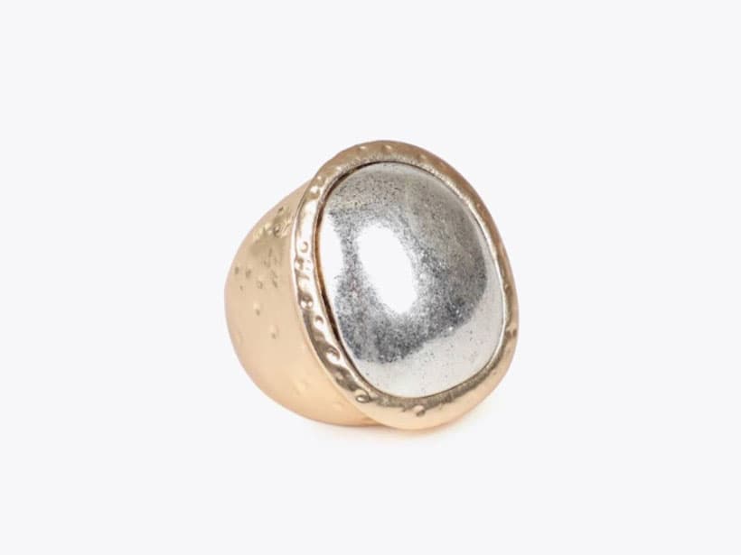 Anillo de bisutería en Ferrol